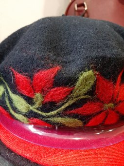 Basc Negru din lână cu floare