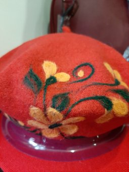 Basc Rosu din Lâna cu floare