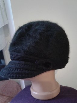 Bereta Neagra cu cozorog