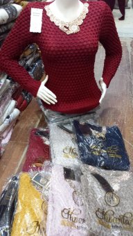 Bluza dama Grena cu dantela in jurul gatului