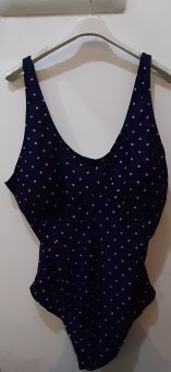 Costum baie bleumarin cu buline roz dintr o piesa