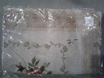 Fata de masa mare pe crem