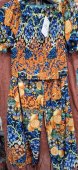 Costum orange pe fond inchis, pantalon cu bluza orange